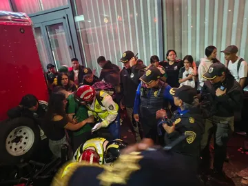 La Secretaría de Salud de la CDMX confirmó que tres personas murieron por asfixia durante los festejos en el Ángel.