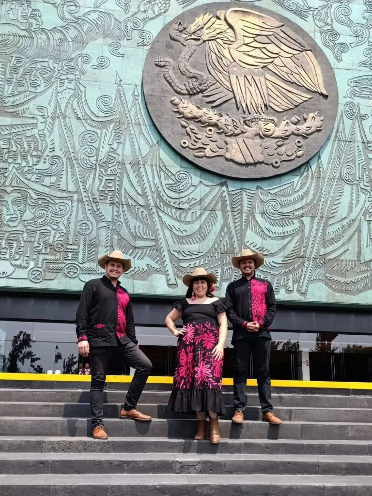 Los Tlacuilos conquista Colombia con el huapango hidalguense