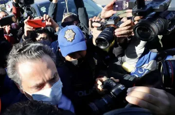 El ex director de Pemex, Emilio Lozoya, arriba al Centro de Justicia Penal Federal con sede en el Reclusorio Norte, para su audiencia con un juez de control, en la Ciudad de México, el 3 de noviembre de 2021. Foto Roberto García Ortiz