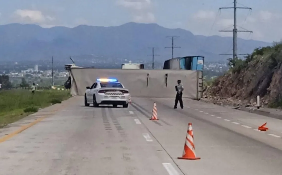 Autopista Arco Norte: vuelca tráiler y reportan tráfico interrumpido