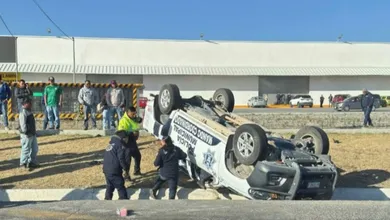 Movilización de emergencia tras volcadura de unidad policial en la vía Actopan–Pachuca.