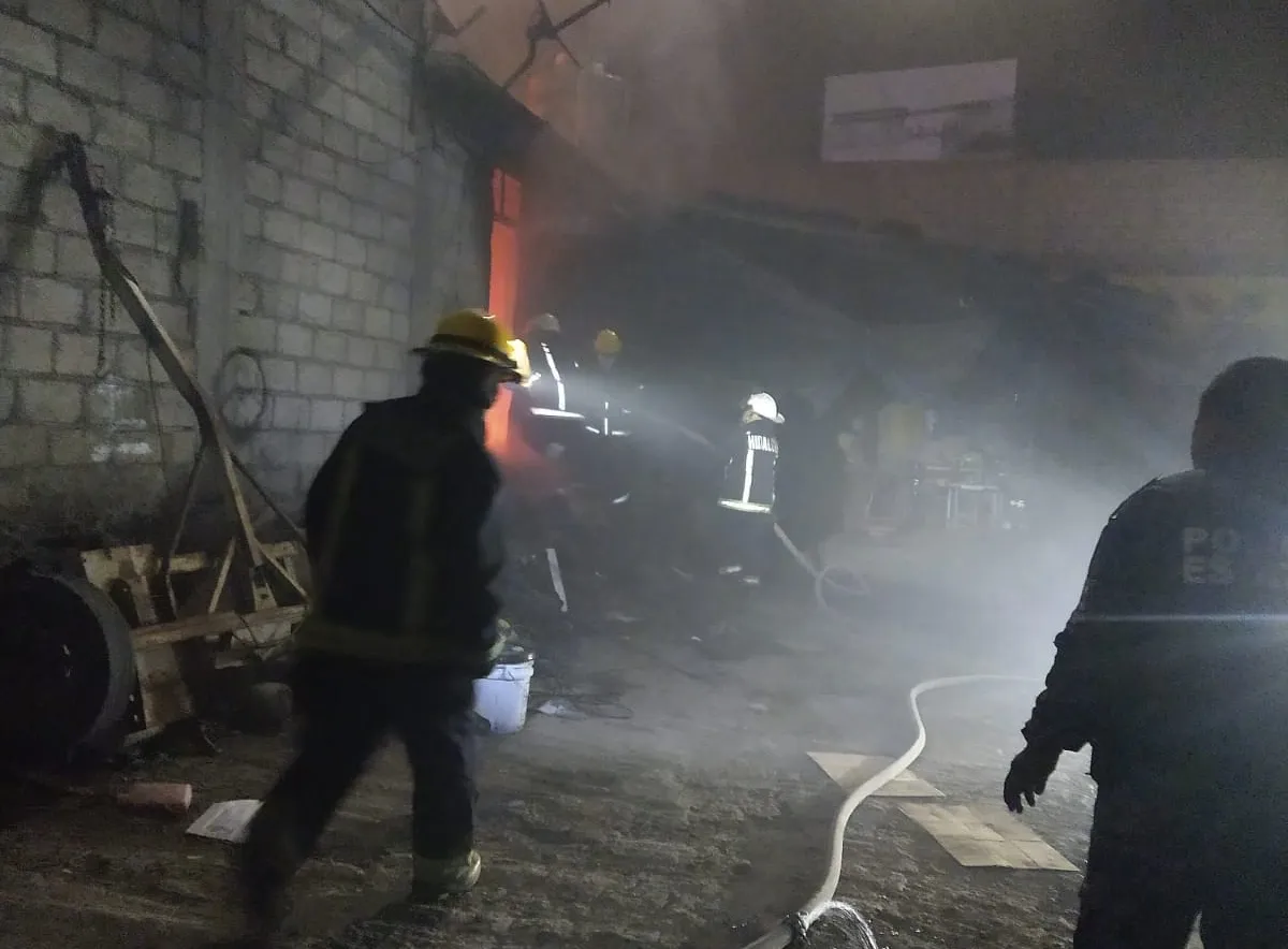 Incendio consume taller mecánico y vulcanizadora en Matilde