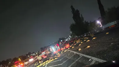 Carga regada, dos lesionados y tráfico por varios minutos dejó una volcadura en la autopista México-Pachuca.