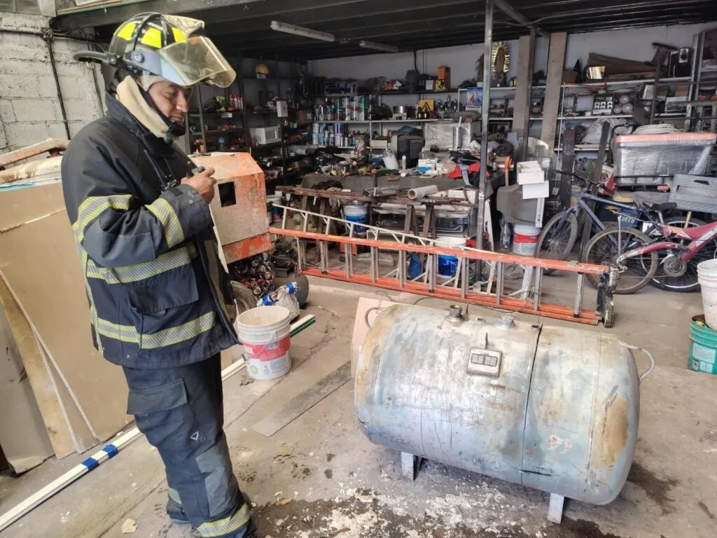 ¡Como que huele raro! Evacúan primaria en Pachuca por olor a gas