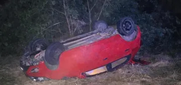 Alfajayucan: vuelcan auto y lo abandonan sobre la carretera Ixmiquilpan-Huichapan