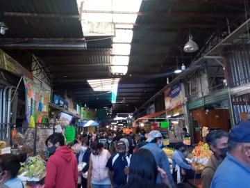 Olvidan pandemia en Central de Abastos de Pachuca