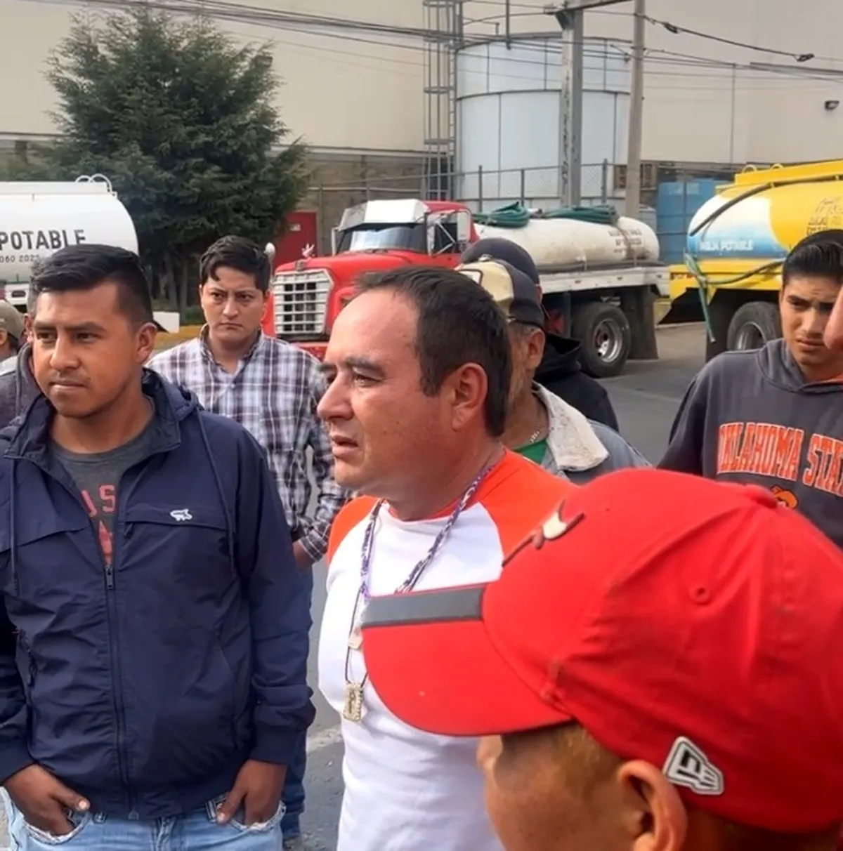 ¡Alerta vial! Piperos de agua cierran carretera en Tulancingo