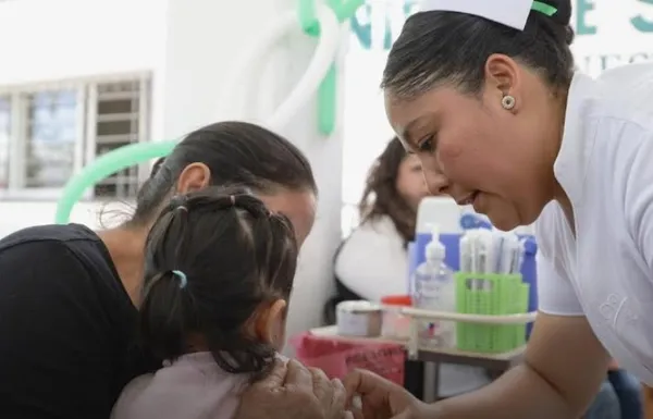 Personal de salud aplica vacuna triple viral a menores en Hidalgo