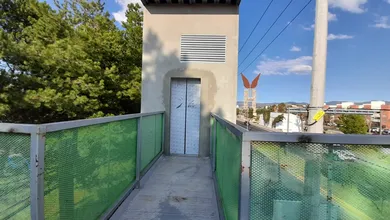 Elevador del Tuzobús ubicado en un puente peatonal de Pachuca.