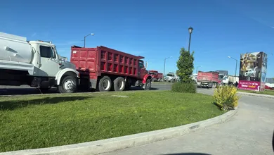 Paro de transportistas sindicalizados frente a obra de la constructora Sylma
