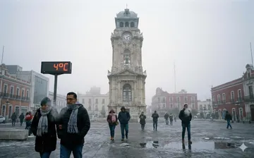 Recreación del Reloj Monumental de Pachuca bajo cielo nublado y ambiente gélido de 4 grados. (Imagen generada con IA)
