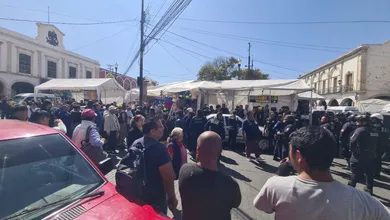 Comerciantes ambulantes se enfrentan frente al Mercado Primero de Mayo en Pachuca.