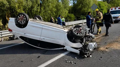 Vehículo volcado sobre la autopista México-Pachuca con afectaciones viales hacia CDMX.