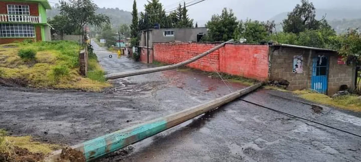 Caída de postes en Cuautepec y sin energía eléctrica en Acaxochitlán