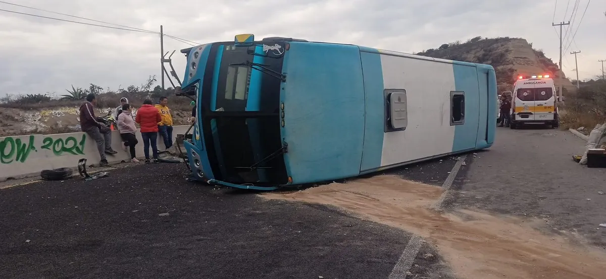 Carretera Progreso-Ixmiquilpan: 9 lesionados por volcadura de autobús