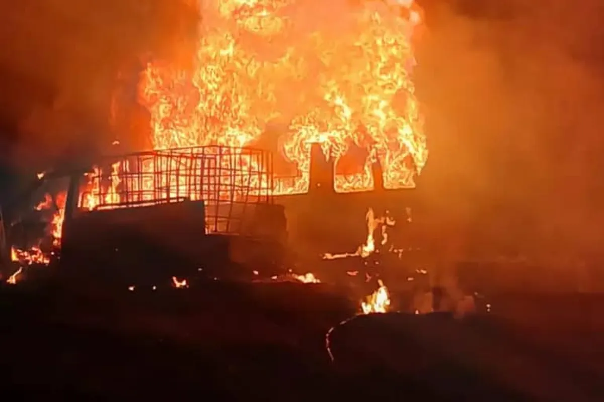 Tlahuelilpan: explotan camionetas con huachicol cerca de toma clandestina