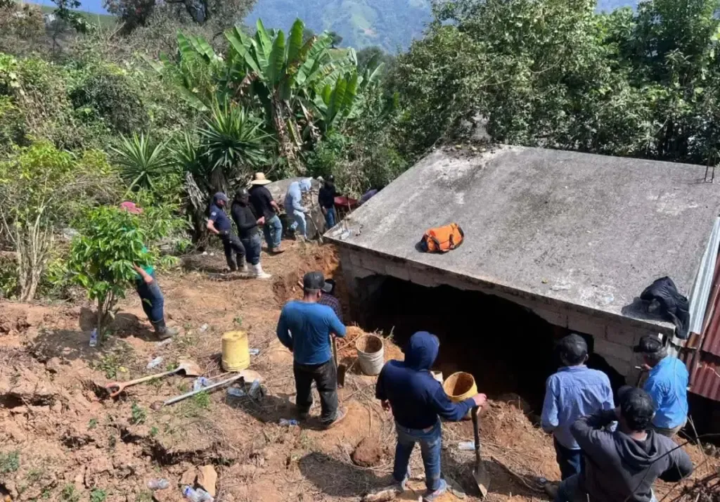 “Les da pena pedir otra casa”: Habitantes regresan a zonas de riesgo en Tianguistengo