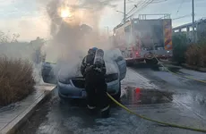 Bomberos sofocan incendio de camioneta en Hidalgo