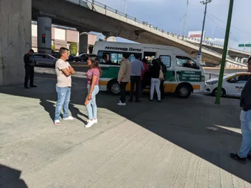 Carretera Pachuca-Tulancingo: Chocan combi de pasajeros y tractocamión