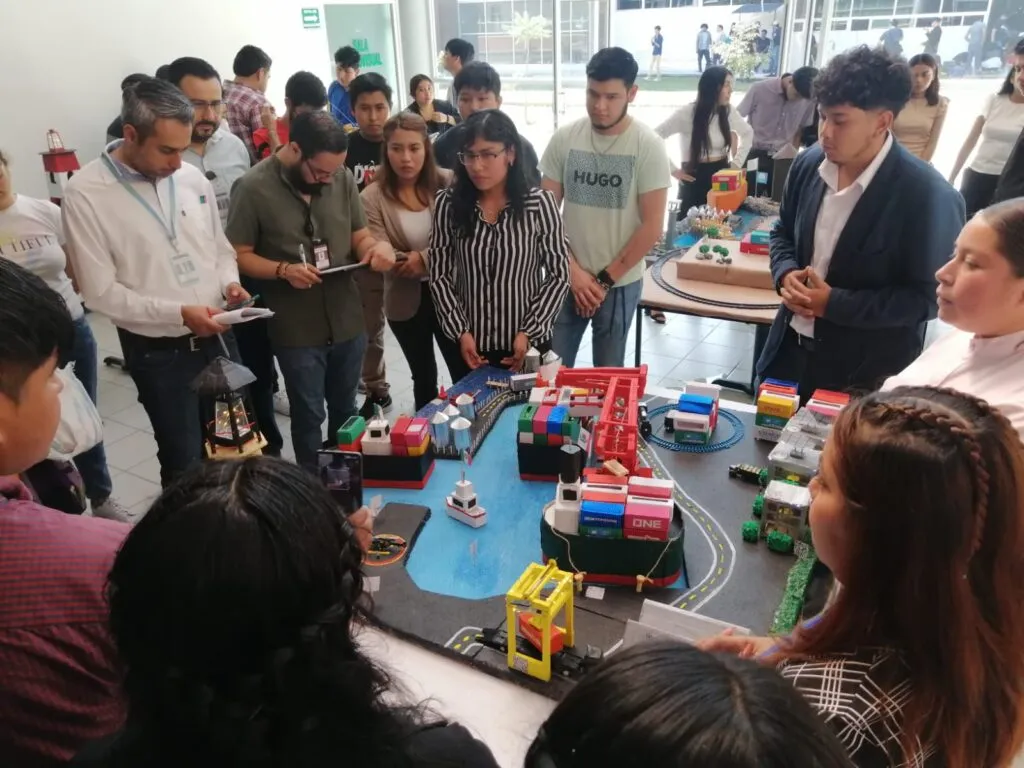 Estudiantes de la UPH innovan con proyectos de puertos a escala
