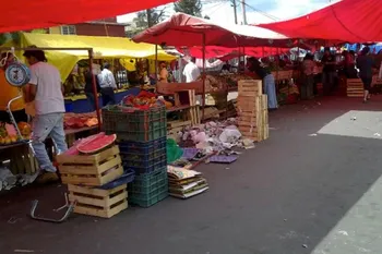 Vecinos de San Cayetano exigen regular horarios y limpieza de tianguis en Pachuca