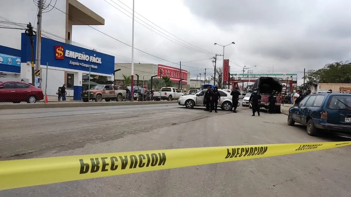 Policías de Huejutla frustran robo de automóvil