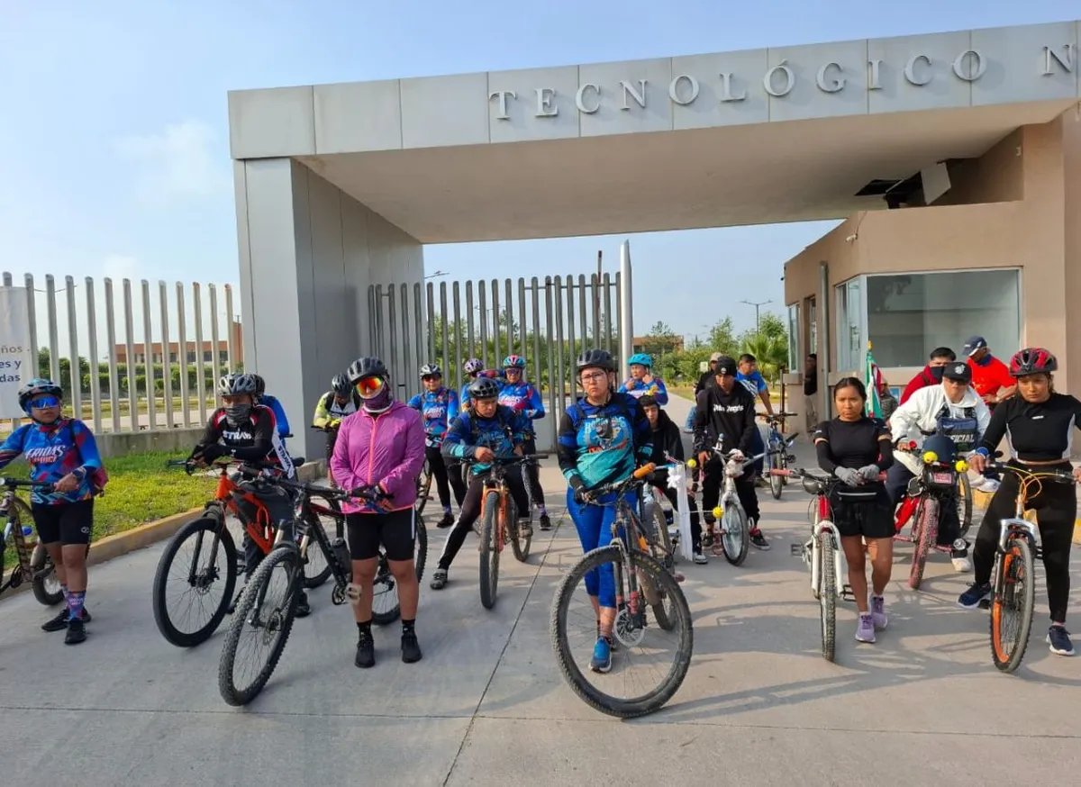 Participantes en la Carrera y Rodada por la Paz.