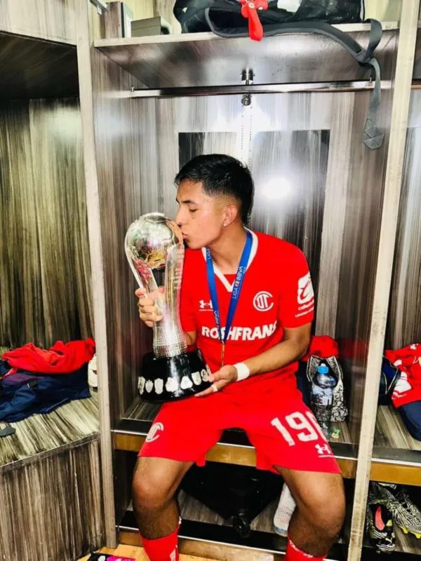 Axel Cruz, futbolista de Tezontepec de Aldama se corona campeón con el Toluca