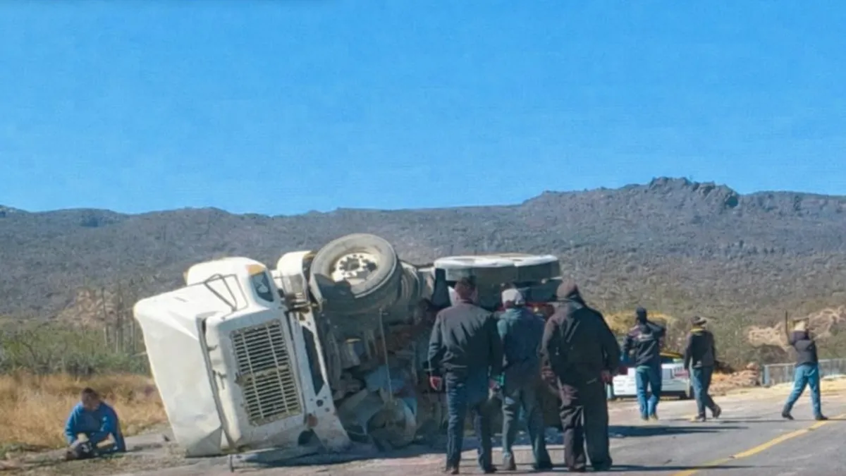 Camión de carga volcado