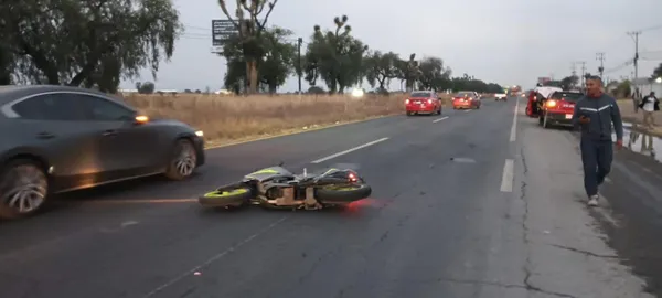 Motociclistas derrapan al intentar evitar un caballo en la México-Pachuca