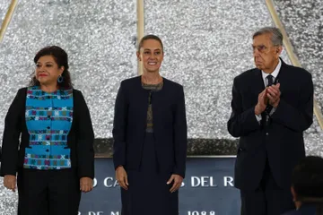 Sheinbaum firma decreto para leyes secundarios en materia energética