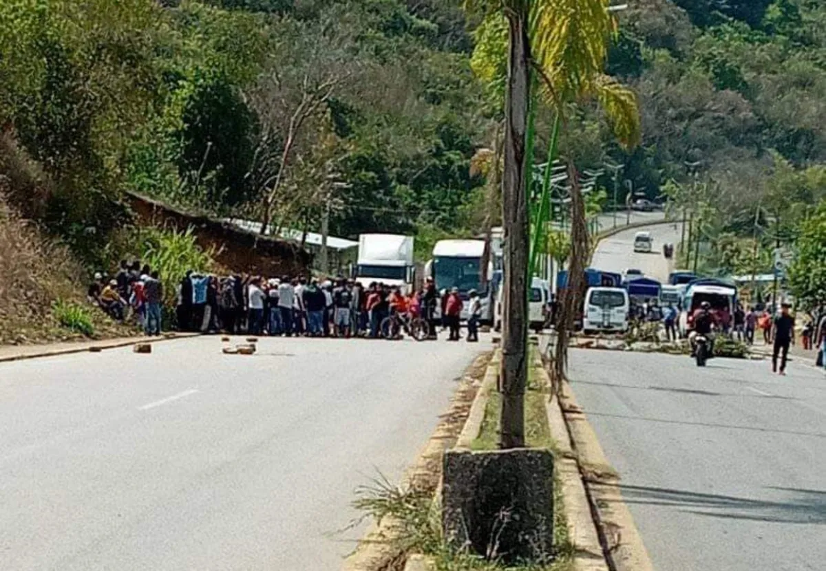 Bloquean carretera México-Tampico para exigir agua