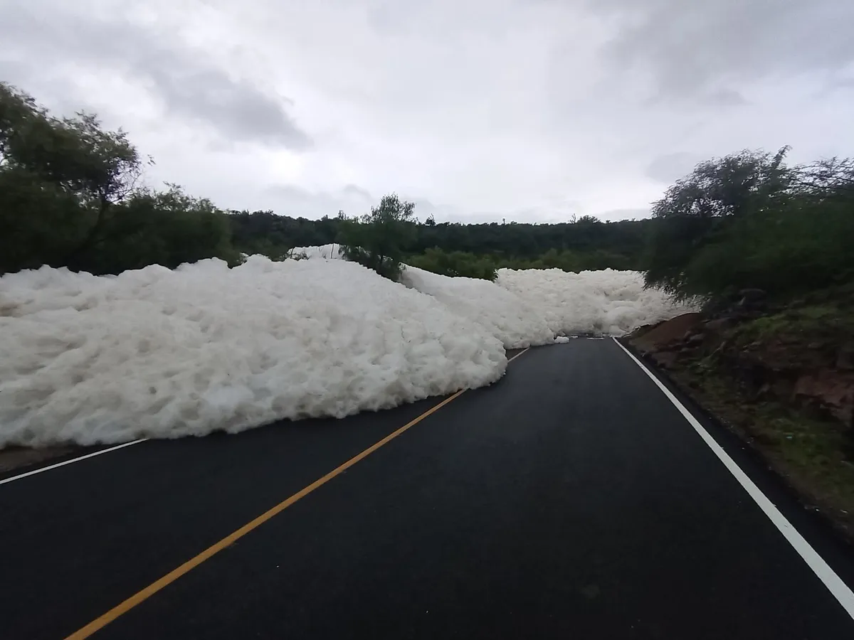 Alfajayucan: retiran espuma de carretera y reabren circulación