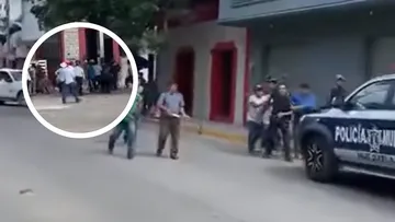 Pobladores retienen a funcionario en Huejutla con machetes y palos.