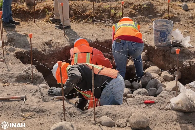 INAH descubre altar y ofrendas en la Zona Arqueológica de Tula