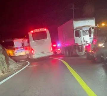 Varios lesionados deja accidente entre autobús y camión de carga en Zimapán
