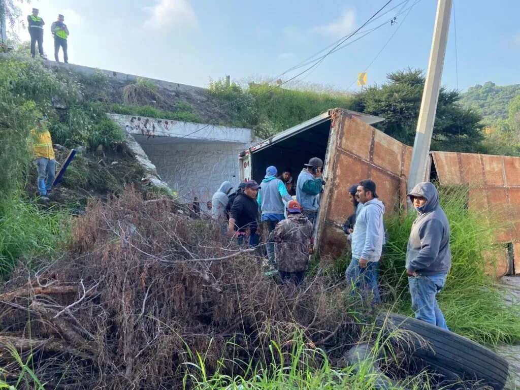 Tractocamión cae de puente en Tepeji del Río