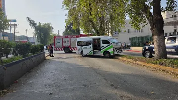 Autoridades atienden un accidente entre una combi y una camioneta de valores en Tula de Allende.