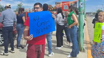 Vecinos de Abeto protestan en oficinas de Hogares Unión en Tizayuca.