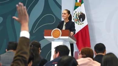 La presidenta Sheinbaum aclaró que la academia militarizada donde murió Dafne Zapata no depende de la Sedena. La Fiscalía de Tamaulipas continúa investigando el caso como feminicidio.