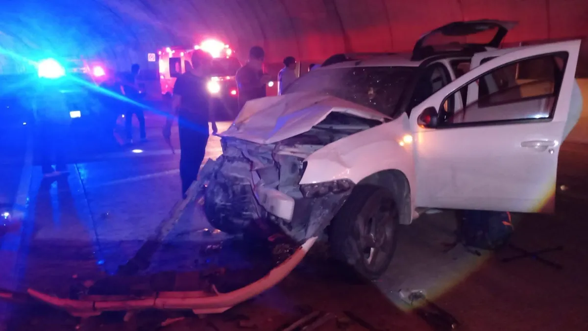 Rescate de mujer atrapada tras accidente en túnel carretero