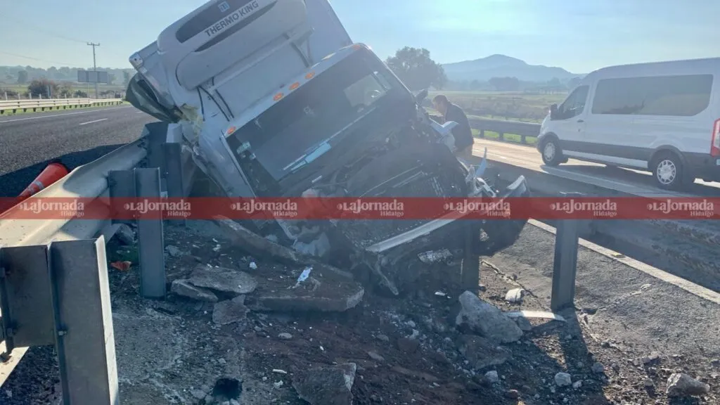 Fuerte accidente en la autopista México-Tulancingo: tráiler se estrella y termina en el camellón