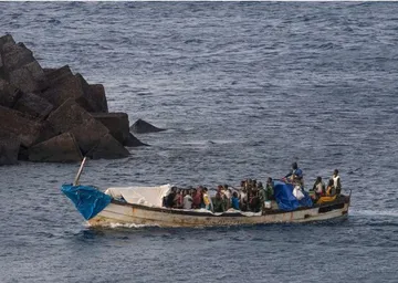 Nueve migrantes muertos y 48 desaparecidos tras volcar embarcación en Canarias