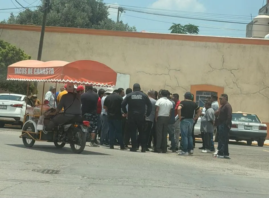Taxistas protestan por cambios viales en centro de Tlaxcoapan