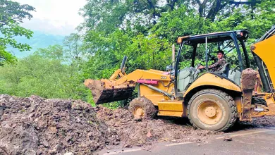 Las lluvias siguen causando estragos en la Sierra Alta. Autoridades trabajan para evitar que comunidades de Calnali queden incomunicadas.