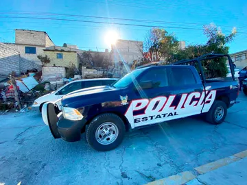 Presuntos huachicoleros enfrentan a estatales para rescatar camioneta