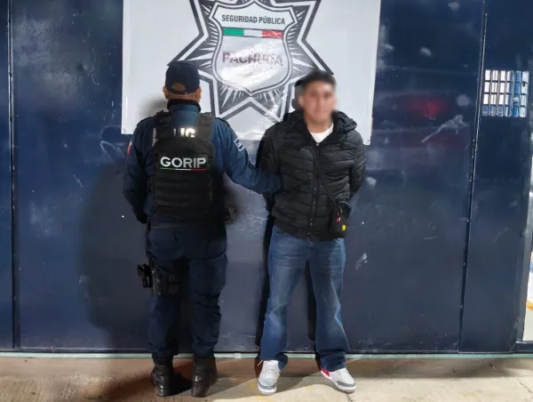 Lo paran por circular sin luces en Pachuca y descubren orden de aprehensión por robo agravado en la CDMX