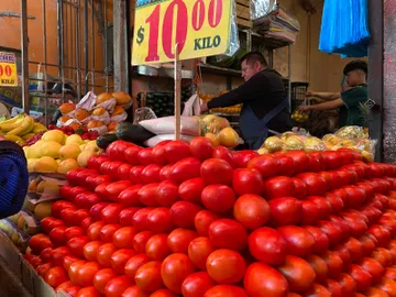 Venta de jitomate en un mercado de Hidalgo.