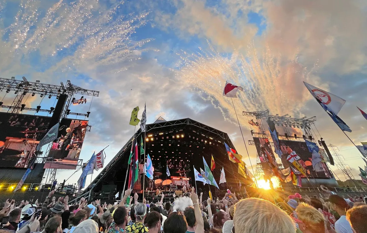 Glastonbury 2024 lineup: Dua Lipa y Coldplay encabezan festival
