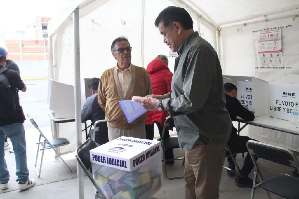 Francisco Olvera vota en elección judicial y califica al PRI como un partido obsoleto